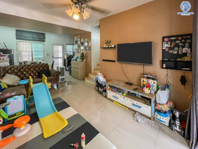 ทาวน์โฮมมือสองย่านนนทบุรี ม.พฤกษาวิลล์70 พระราม5-สิรินธร เนื้อที่ 19.80 ตร.ว.  ฟังก์ชัน 3 ห้องนอน 2 ห้องน้ำ บ้านสวยพร้อมเข้าอยู่ ใกล้สิ่งอำนวยความสะดวก บนทำเลที่ดี เชื่อมต่อถนน ราชพฤกษ์, นครอินทร์ ใกล้รถไฟฟ้าและทางด่วน  ราคาสุดคุ้มจองเลย!